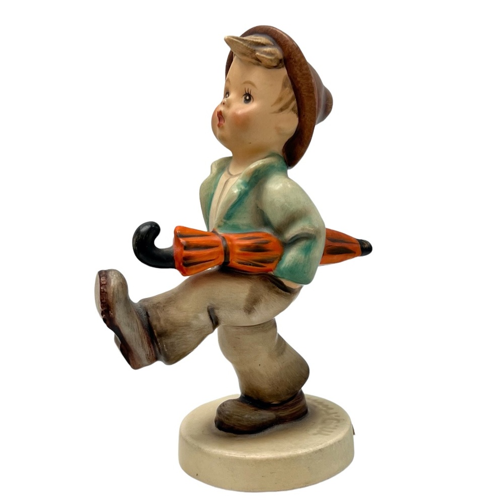 VINTAGE HUMMEL HAPPY TRAVELER #109/0 FIGURINE